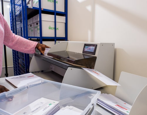 Een foto van een machine die brieven openmaakt