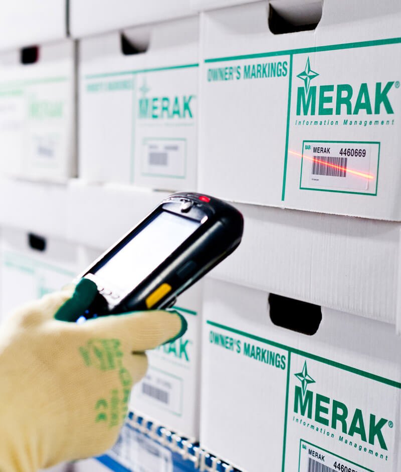 Une boîte d'archives de Merak est scannée