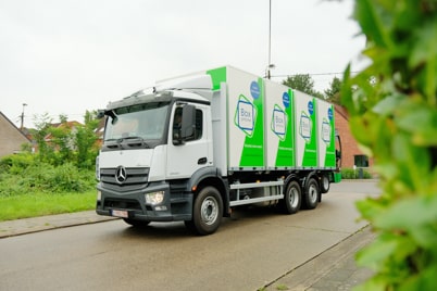 Opeengestapelde witte containers van Flextor