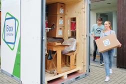 Medewerkers van een bedrijf die bezig zijn met het vullen van hun Flextor boxen